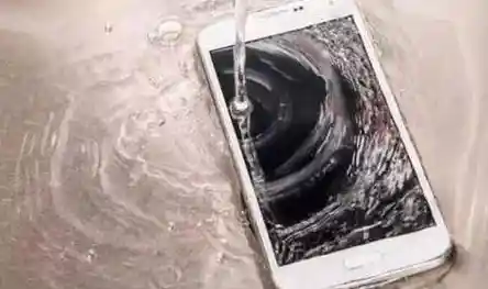 当手机不慎浸水,掌握这些方法可能避免一场灾难 当手机不慎浸水,掌握这些方法可能避免一场灾难