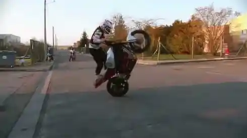 驾驶技巧够硬?来《极限摩托》证明你的反应速度! 驾驶技巧够硬?来《极限摩托》证明你的反应速度!