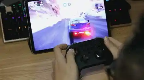 还在寻找操作多样的竞速手游?巅峰极速正式版》重力感应、虚拟摇杆全都有! 还在寻找操作多样的竞速手游?巅峰极速正式版》重力感应、虚拟摇杆全都有!