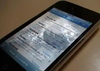 手机意外进水?这些急救步骤或许能挽救你的爱机 手机意外进水?这些急救步骤或许能挽救你的爱机